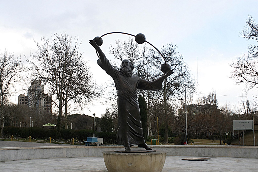 مجسمه برنزی ابوریحان بیرونی در پارک لاله
