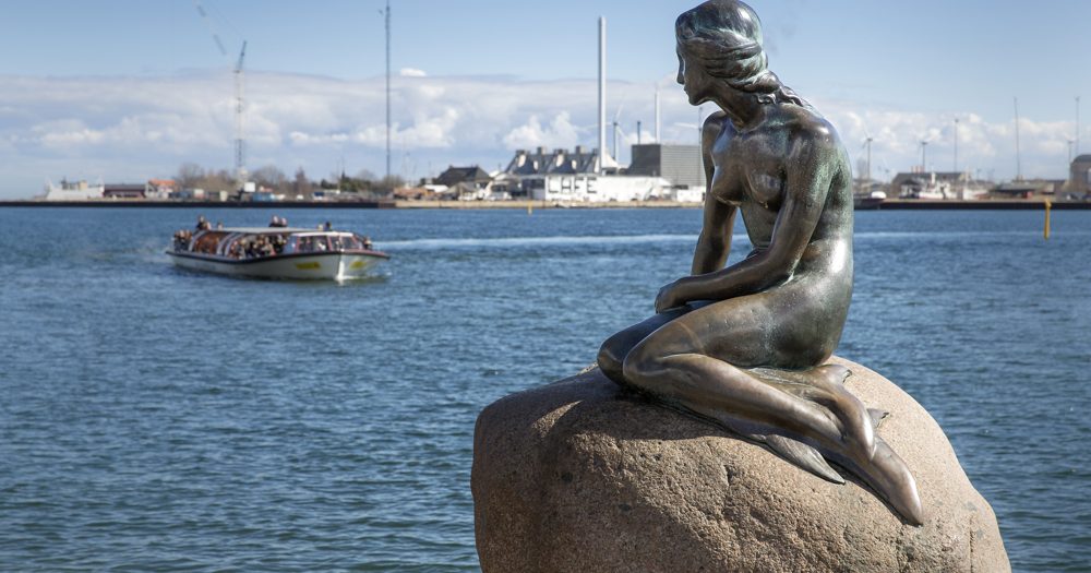 مجسمه سنگی پری دریایی کوچک در دانمارک