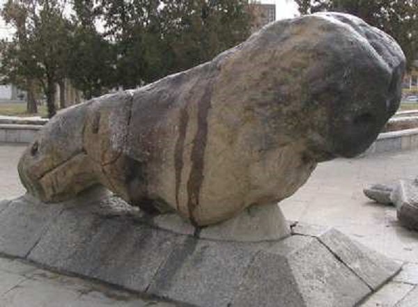 مجسمه سنگی شیر در همدان