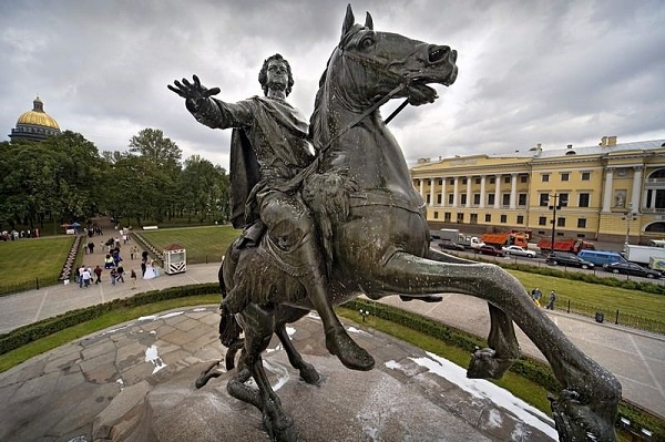 مجسمه سنگی پیتر کبیر اسب سوار