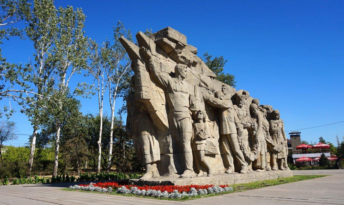 مجسمه سنگی نوای سرزمین مادری