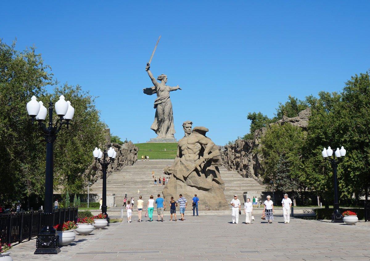 مجسمه سنگی نوای سرزمین مادری