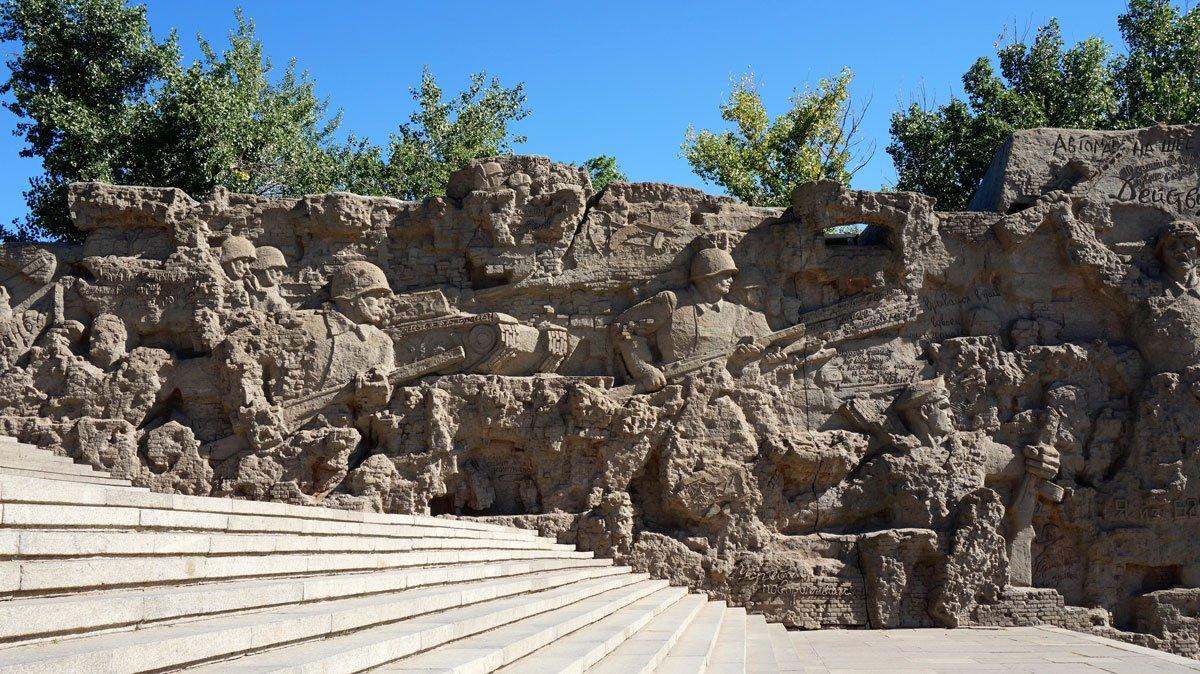 مجسمه سنگی نوای سرزمین مادری