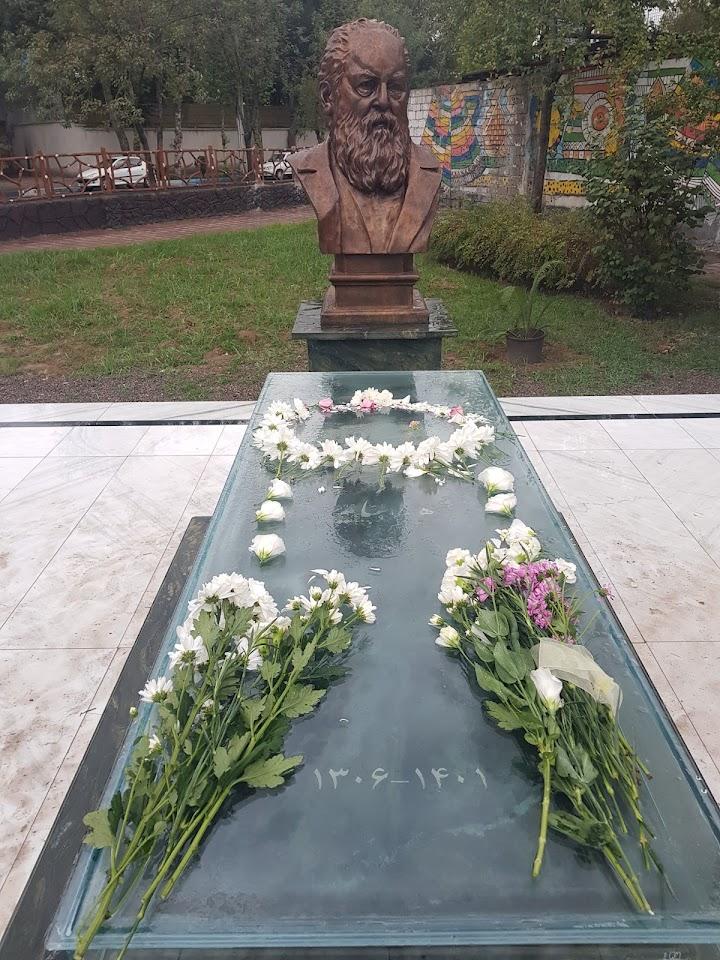 401010_963735--آرامگاه-هوشنگ-ابتهاج-(سایه)