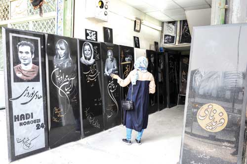 نقش زنان در انتخاب و طراحی سنگ قبر